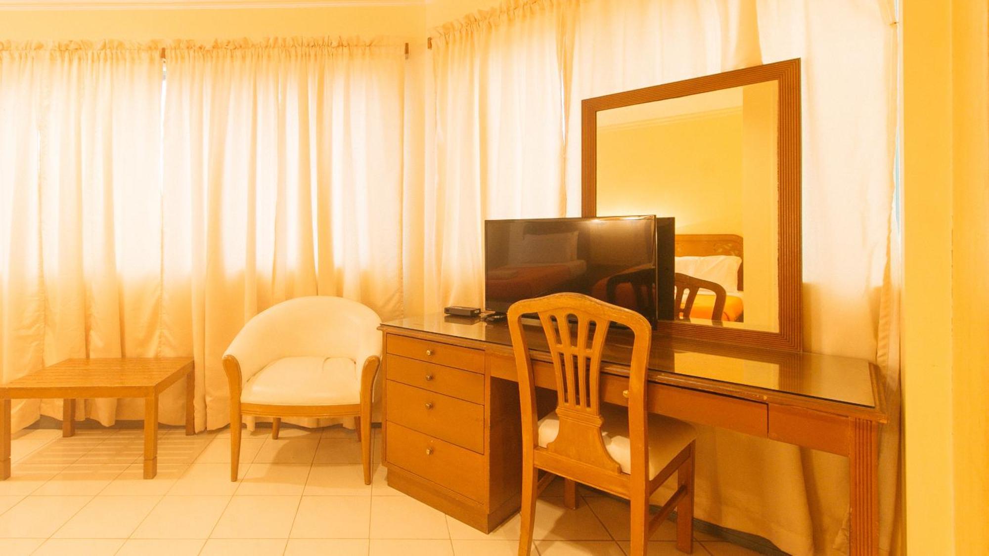 Royal Am Rei Hotel By Reddoorz Bacolod Exterior photo