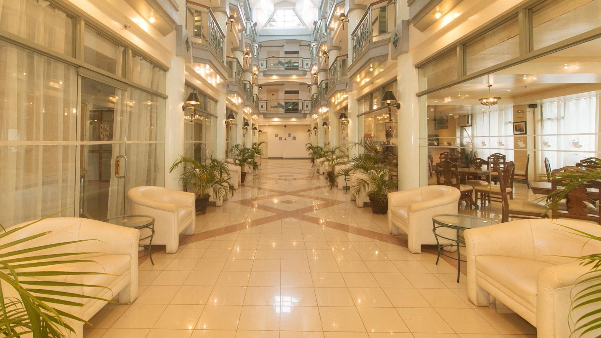 Royal Am Rei Hotel By Reddoorz Bacolod Exterior photo
