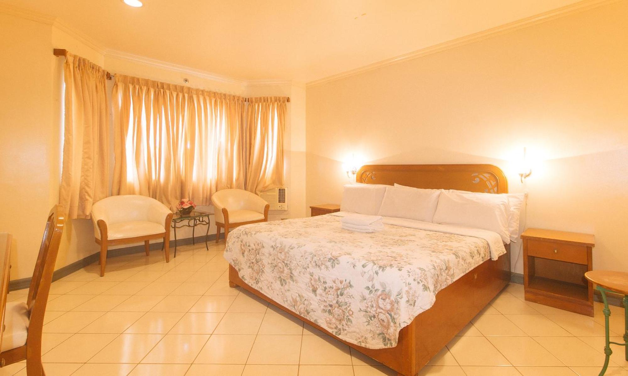 Royal Am Rei Hotel By Reddoorz Bacolod Exterior photo