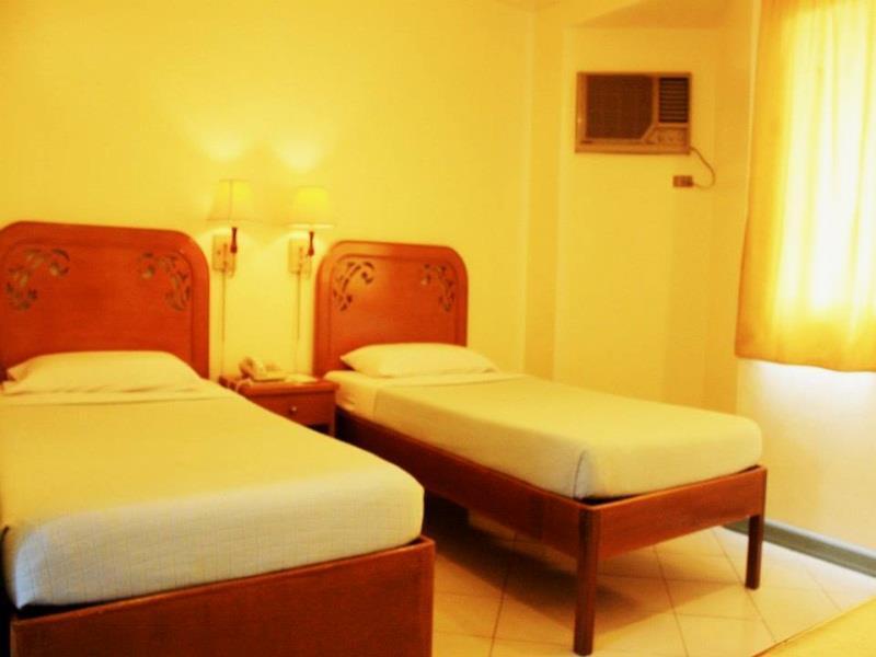 Royal Am Rei Hotel By Reddoorz Bacolod Exterior photo
